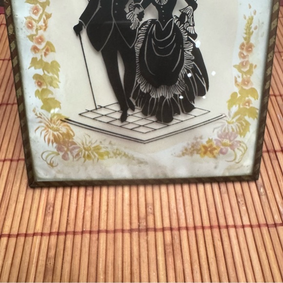 Elegant Black and Gold Silhouette Frame Vintage - Picture 3 of 6